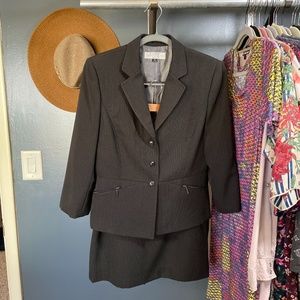 Women’s 2 pc suit - Jacket & Skirt - Tahari